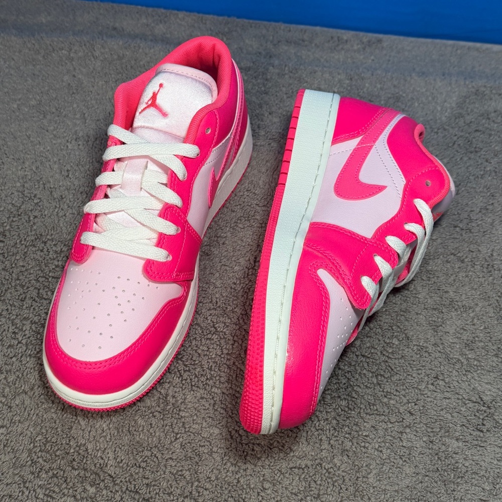 Jordan 1 low
'Valentine’s Day'
Brand new - Picture 5 of 11